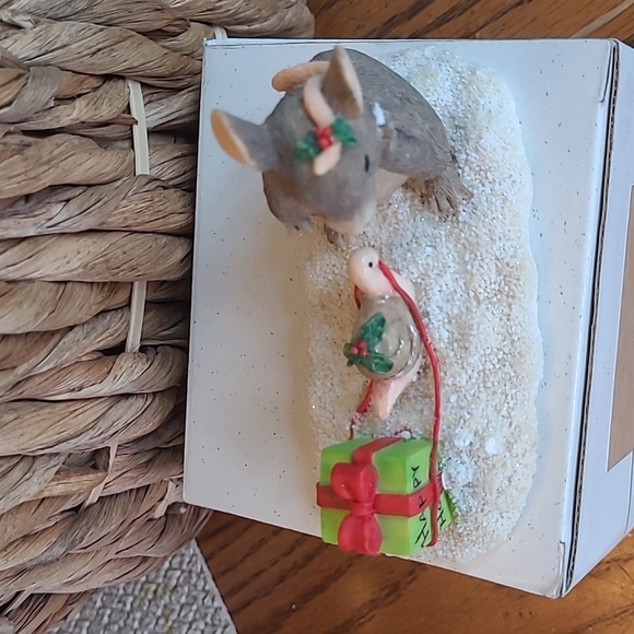 Charming Tails Waiting For Xmas 87496 - Picture 3 of 8